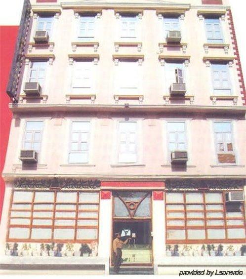 Pablas International, New Delhi, Near Metro 3*