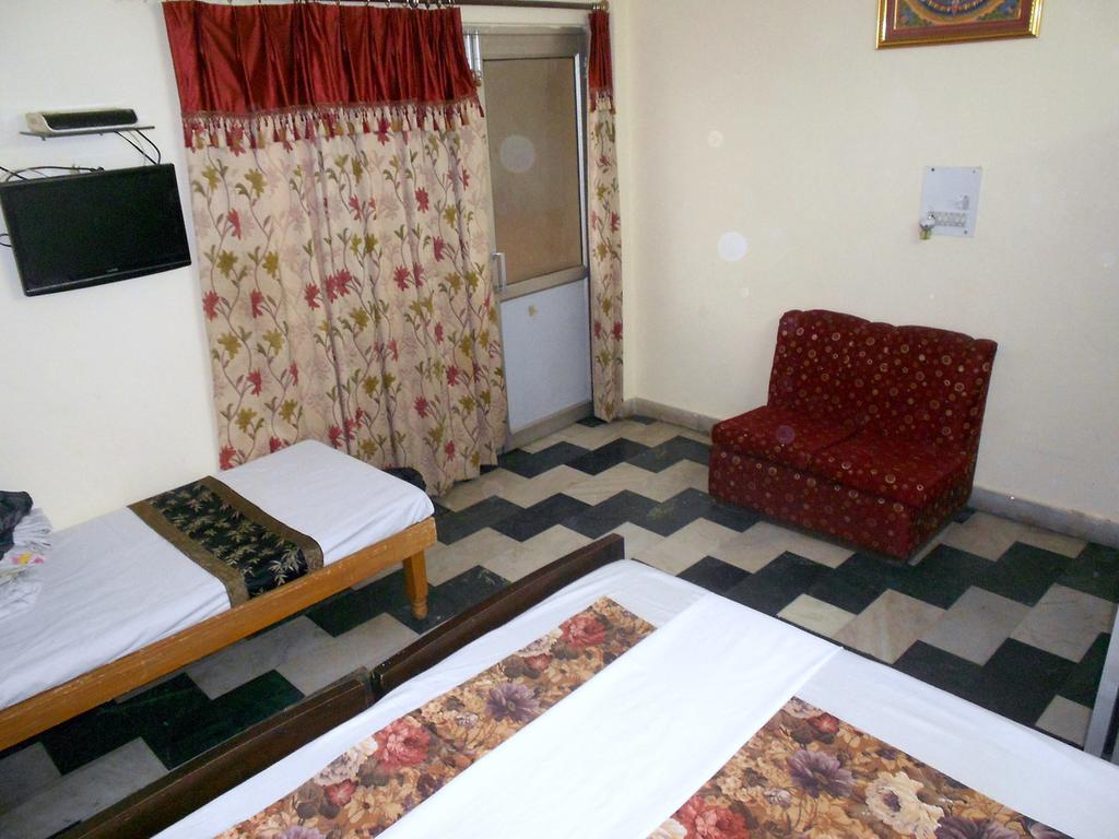 Bed & Breakfast Mystique Moments