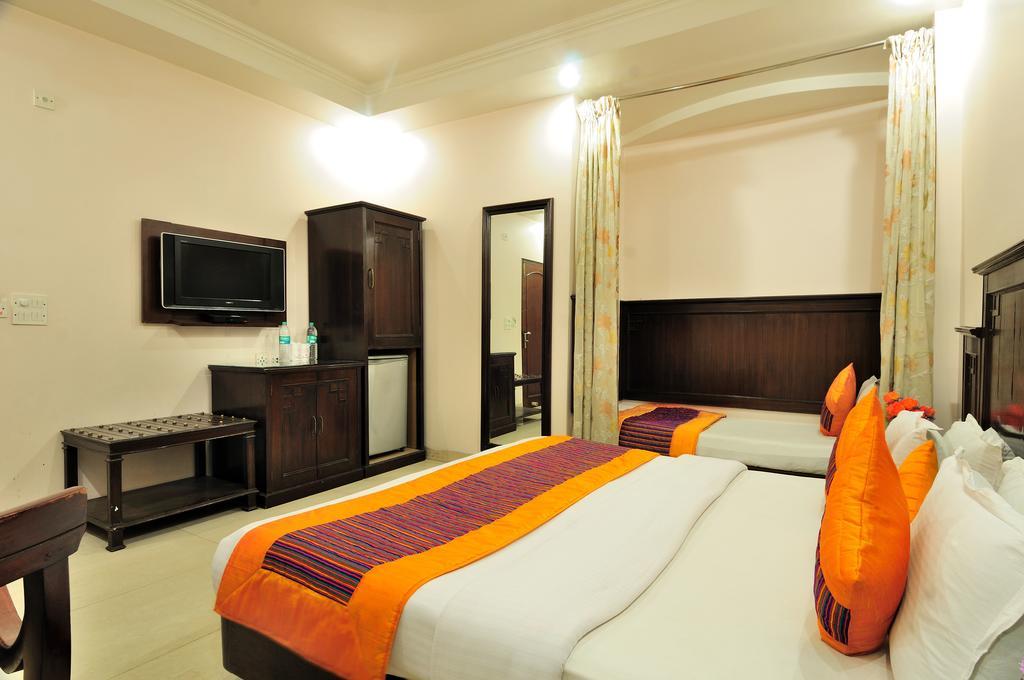 Hotel Legend - Walk-in From Railway Station