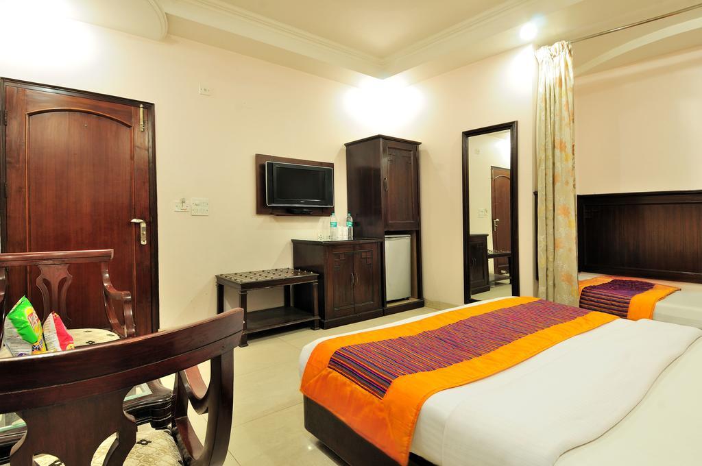 Hotel Legend - Walk-in From Railway Station 3*