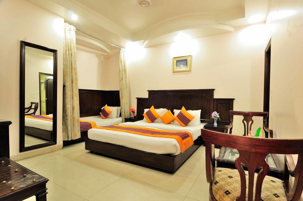 Hotel Legend - Walk-in From Railway Station 3*