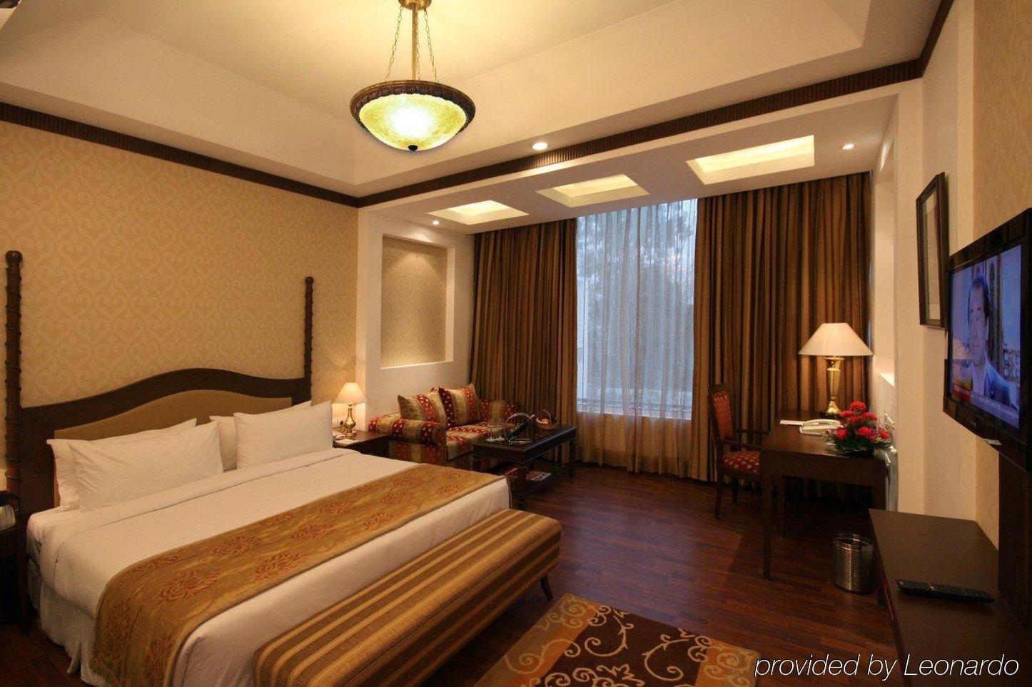 Resort Country & By Radisson, Delhi Satbari 4*