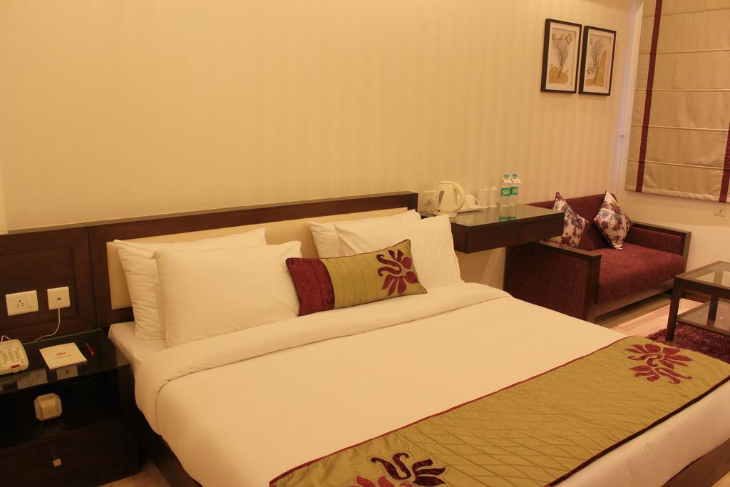 Amrapali Grand Hotel