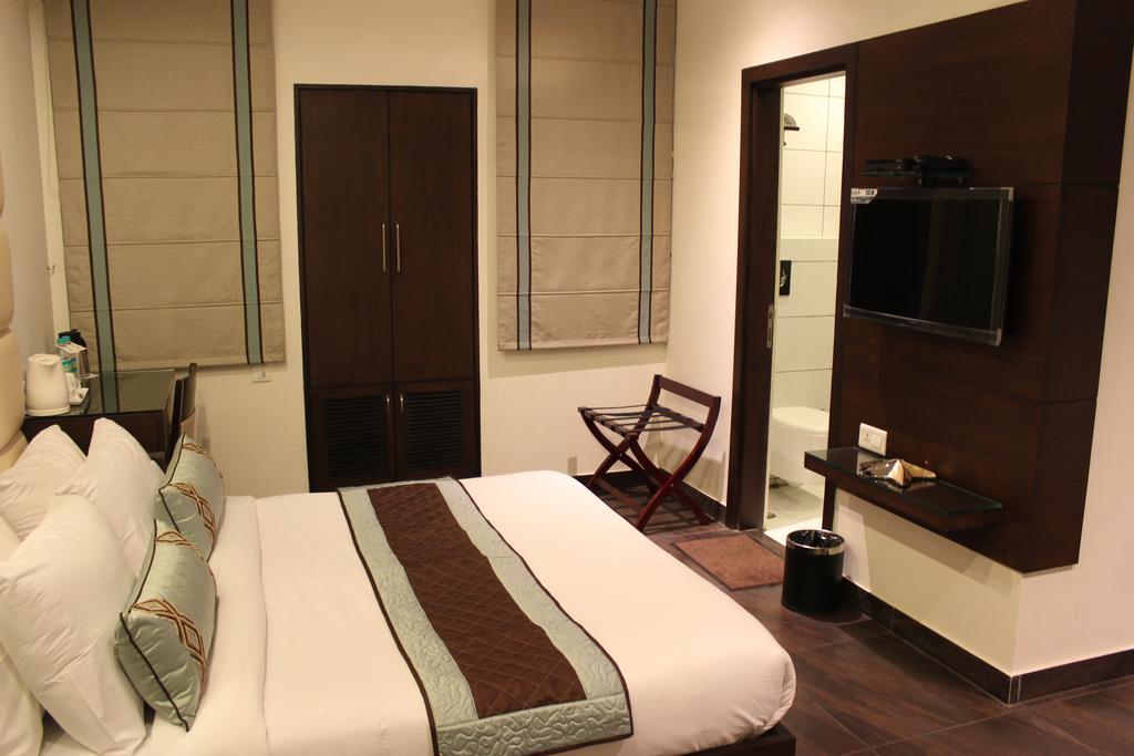Amrapali Grand Hotel 4*