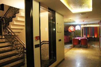Hotel Oyo Peera Garhi New Delhi