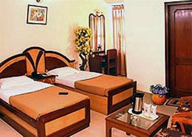 Hotel O Metro Height's Near Nangloi Railway Metro Station