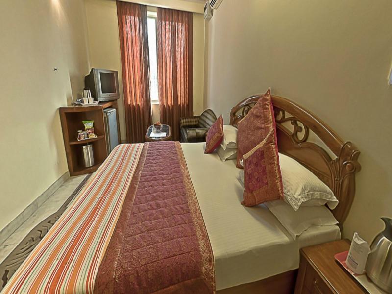 Pablas International, New Delhi, Near Metro 3*