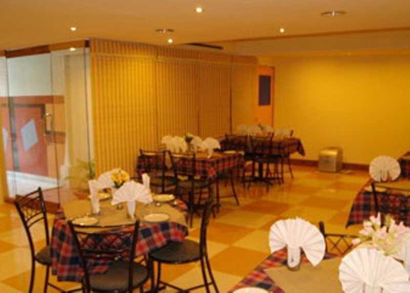 Hotel O Metro Height's Near Nangloi Railway Metro Station