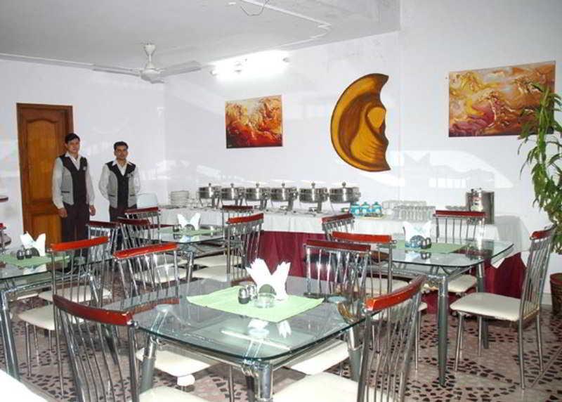 Pablas International, New Delhi, Near Metro Hotel 3*