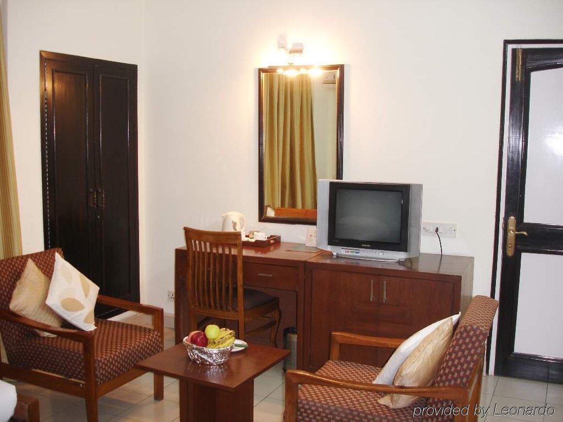 Home@f37 Kailash Colony Metro Hotel