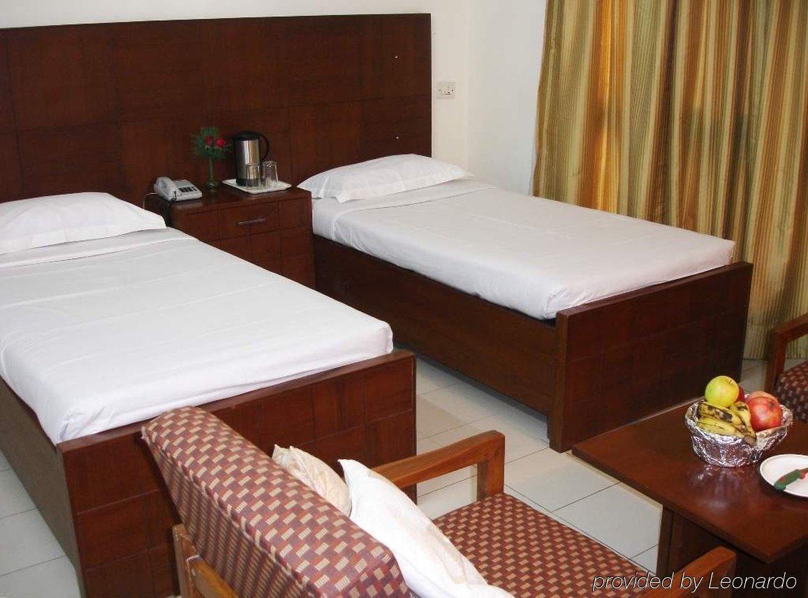 Home@f37 Kailash Colony Metro 3*