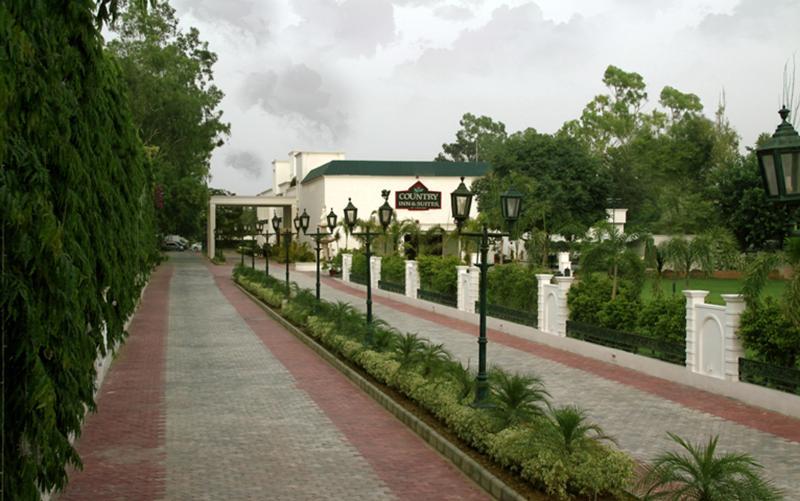 Resort Country & By Radisson, Delhi Satbari 4*