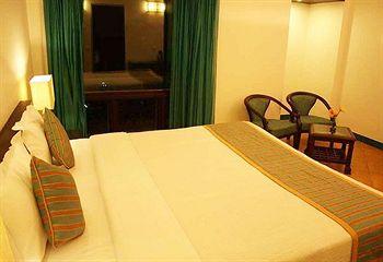 Home@f37 Kailash Colony Metro Hotel