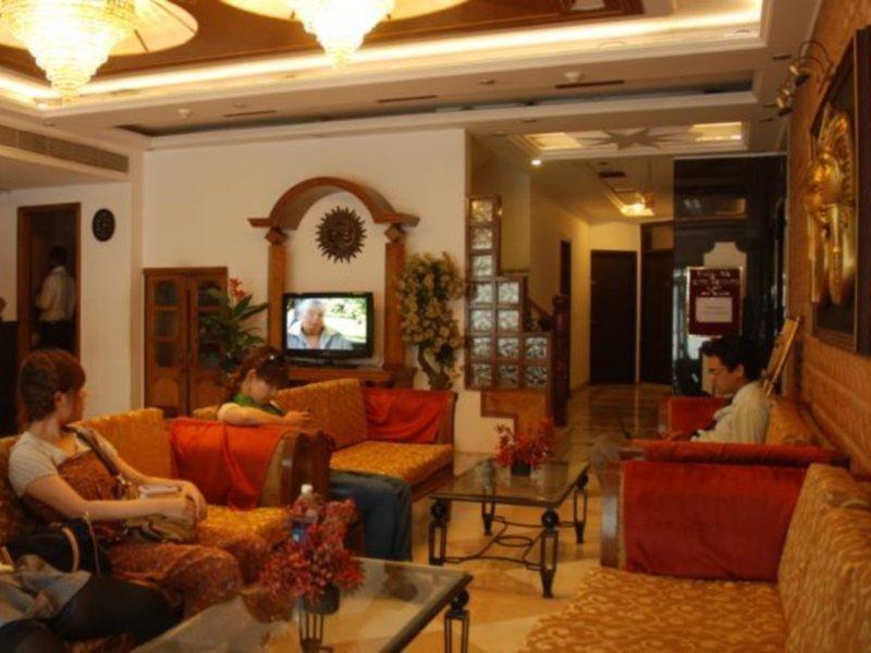 O Metro Height's Near Nangloi Railway Metro Station Hotel