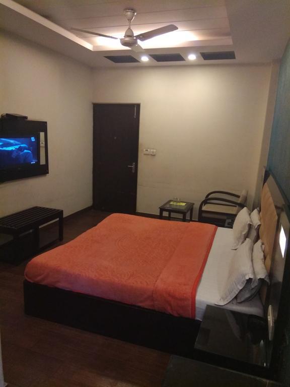Hotel Arihant Inn-near Blk Hospital 2*
