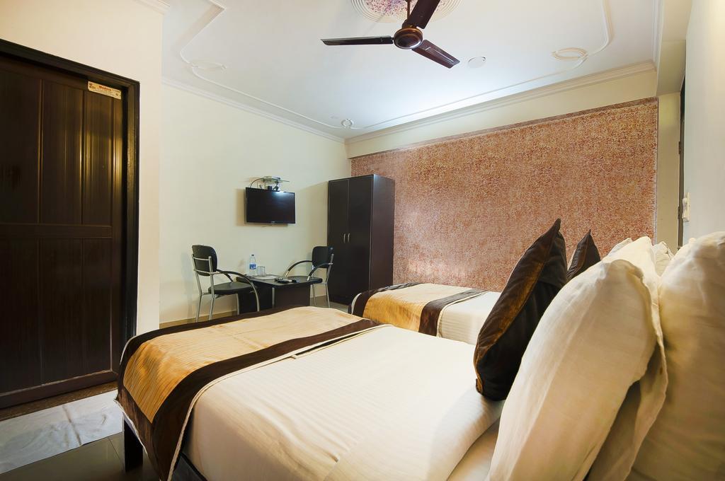Charanpahari Hotel New Delhi