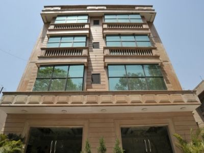 Emarald, Hotel