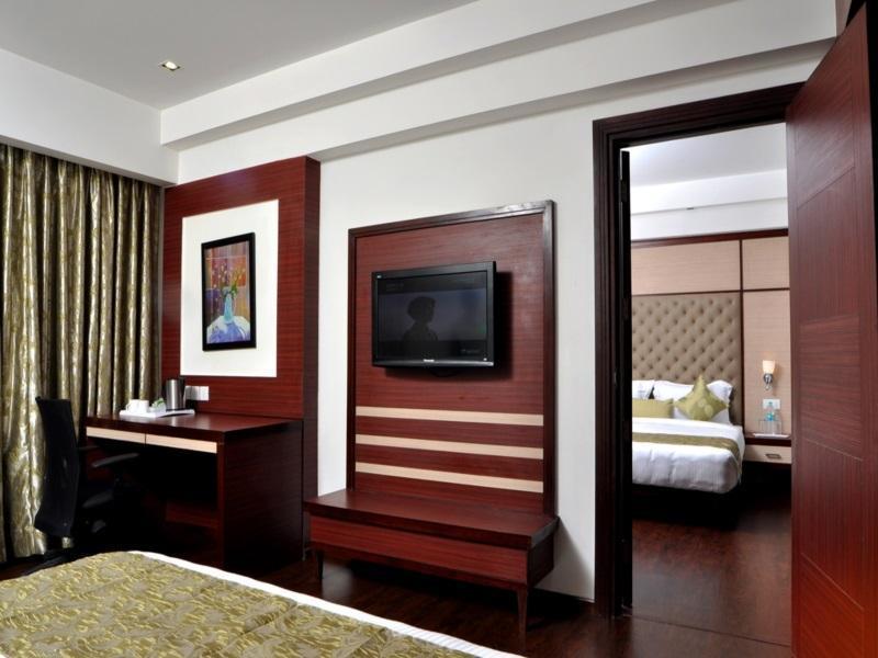 Mint Oodles 2 Mins To Nehru Enclave Metro Hotel