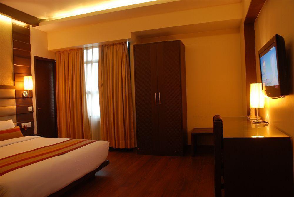 O Metro Height's Near Nangloi Railway Metro Station 3*