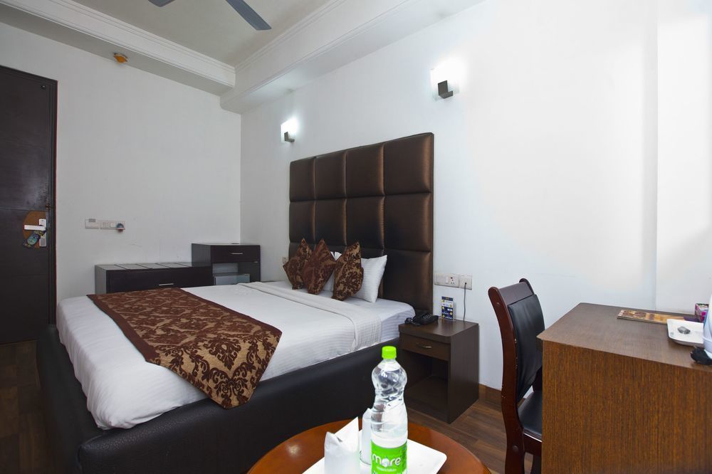 Oyo Premium Jasola Apollo New Delhi