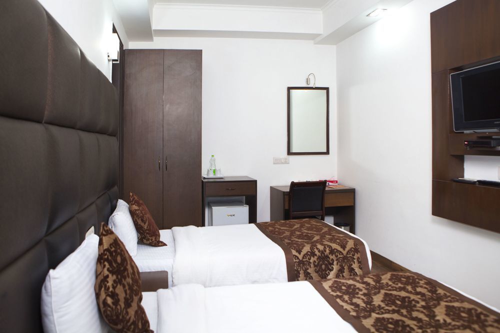 Oyo Premium Jasola Apollo