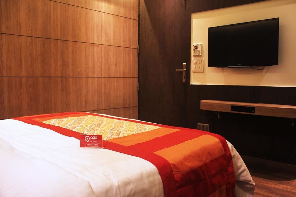 Oyo Near Jhandewalan Metro Hotel