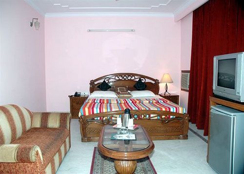 Pablas International, New Delhi, Near Metro Hotel 3*