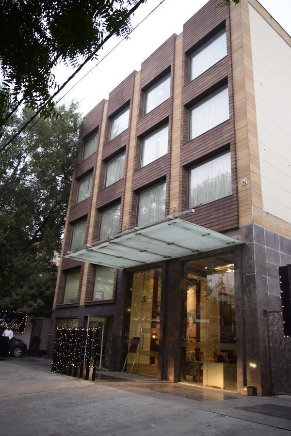 Hotel Mint Oodles 2 Mins To Nehru Enclave Metro 3*
