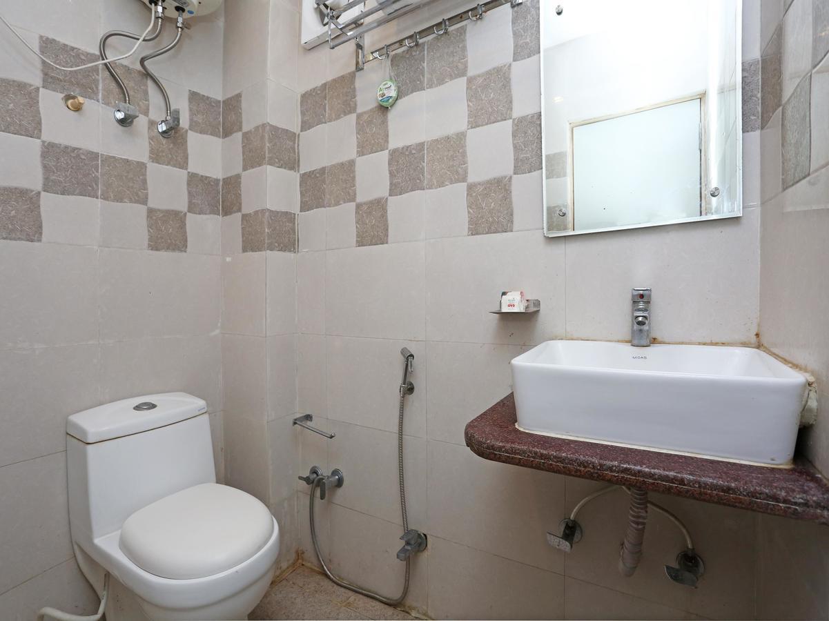 Oyo 9233 Lord Krishna Hotel