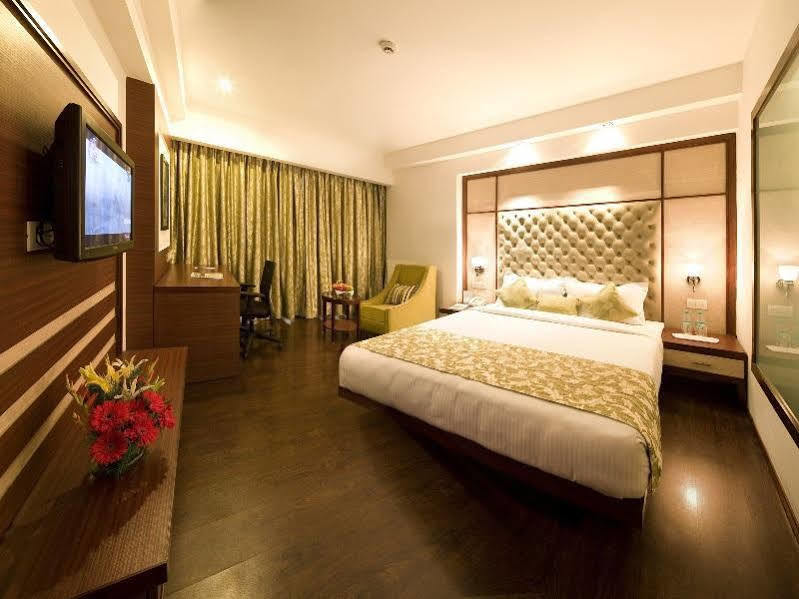 Mint Oodles 2 Mins To Nehru Enclave Metro 3*