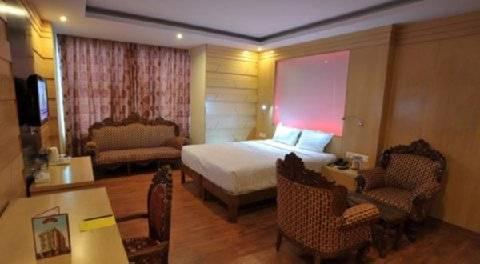 Emarald, Hotel