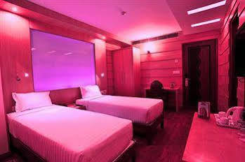 Emarald, Hotel