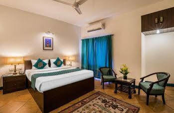 Hotel Home@f37 Kailash Colony Metro