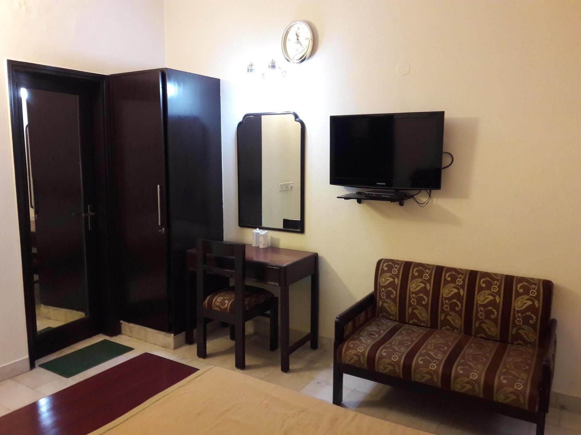 Hotel Oyo 518 Hotel Sundeep Inn 3*