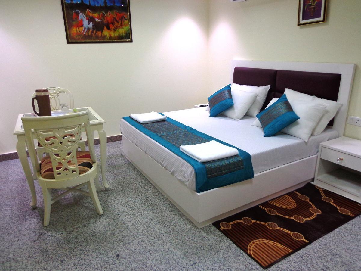 Hotel Airport The Paramont New Delhi