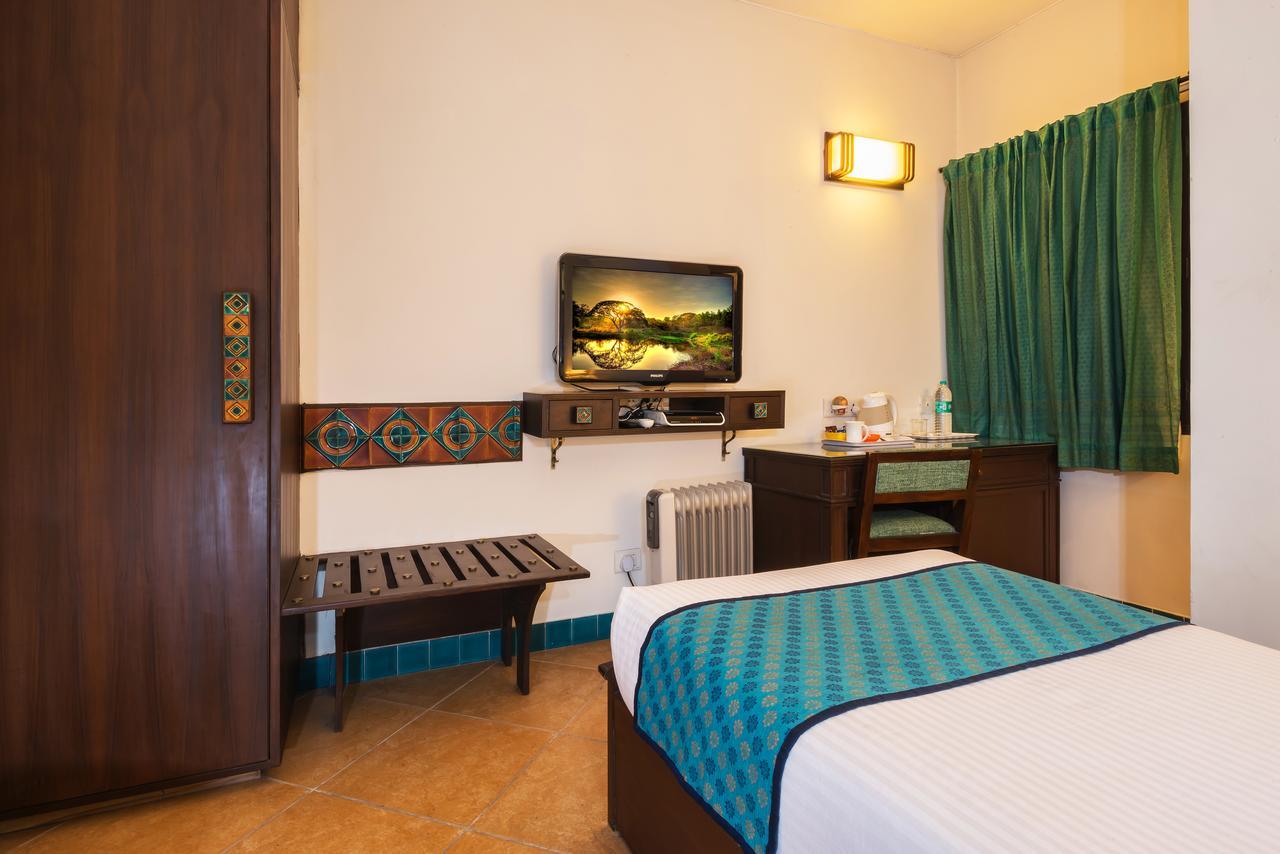 Hotel Home@f37 Kailash Colony Metro