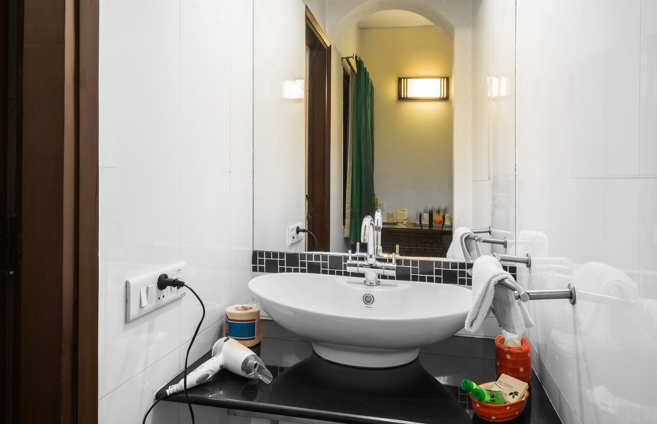 Hotel Home@f37 Kailash Colony Metro