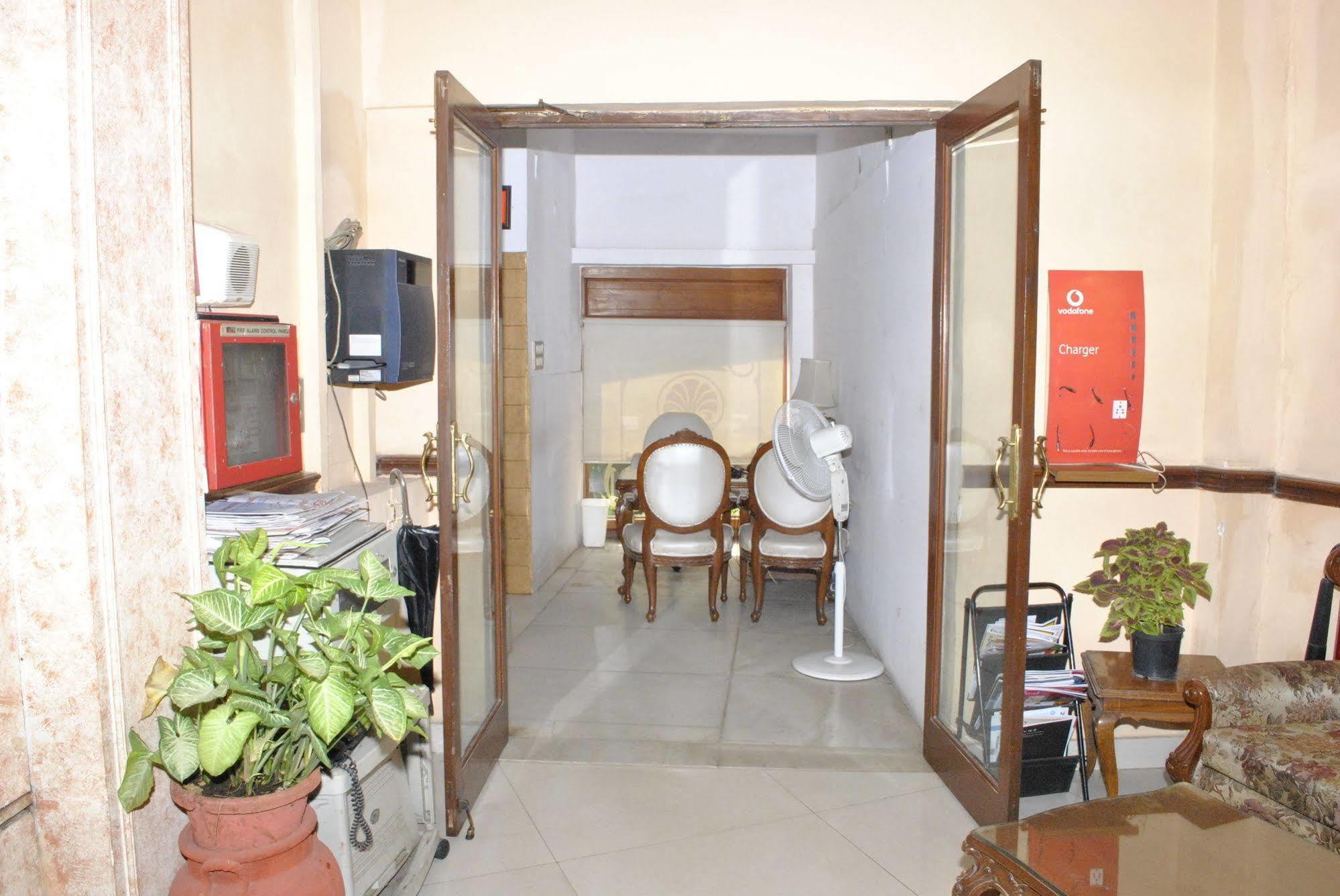 Hotel Jukaso Down Town New Delhi