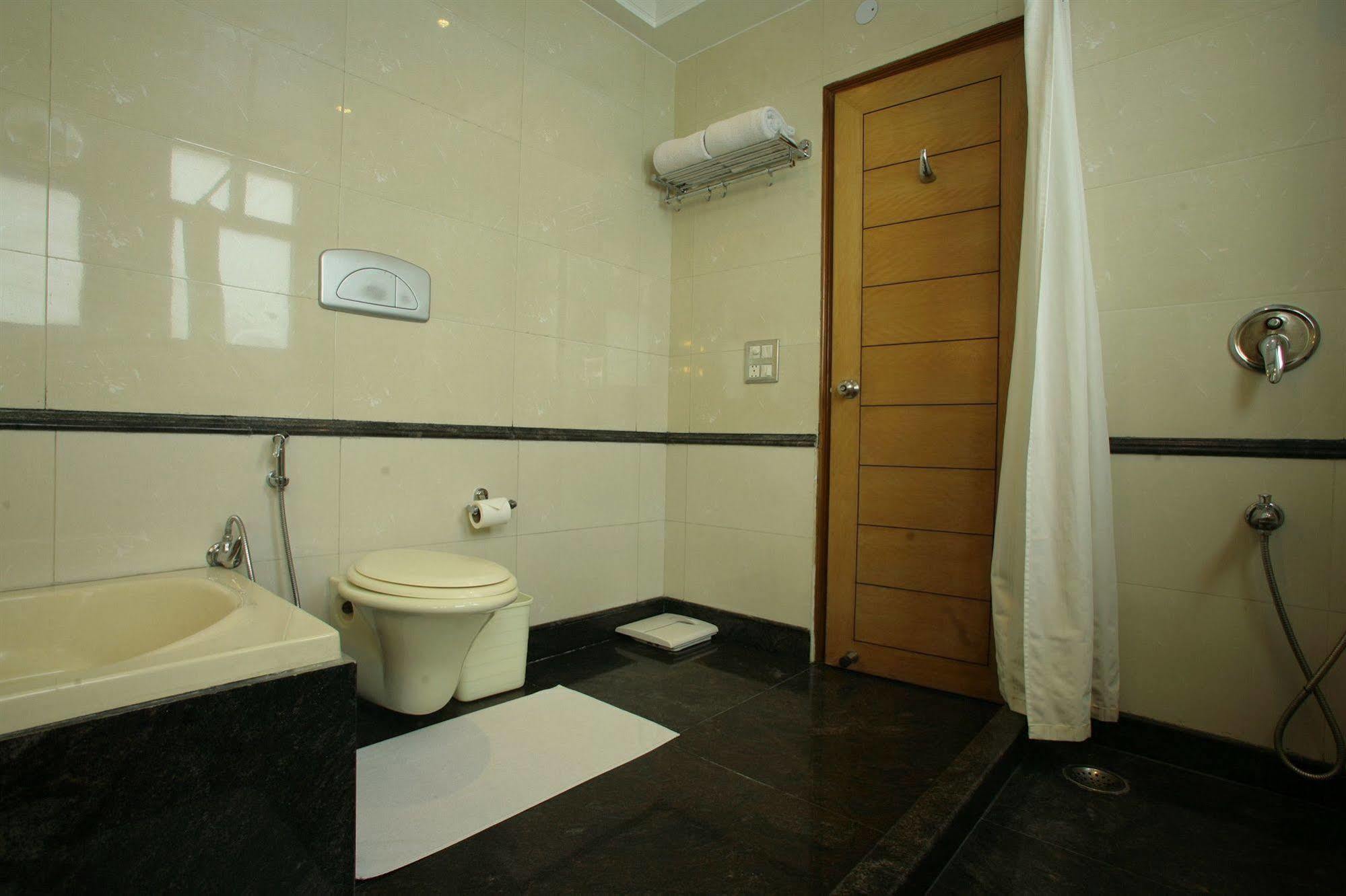 Hotel ​justa Panchsheel Park