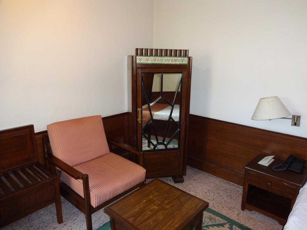 Broadway Hotel