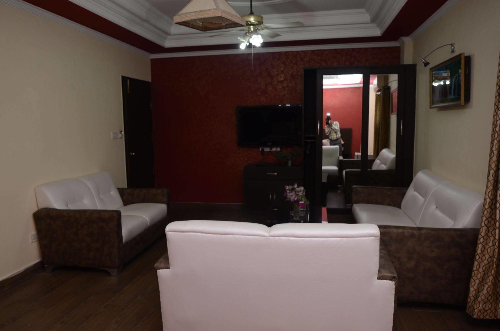 Hotel Fabexpress Grand Shoba