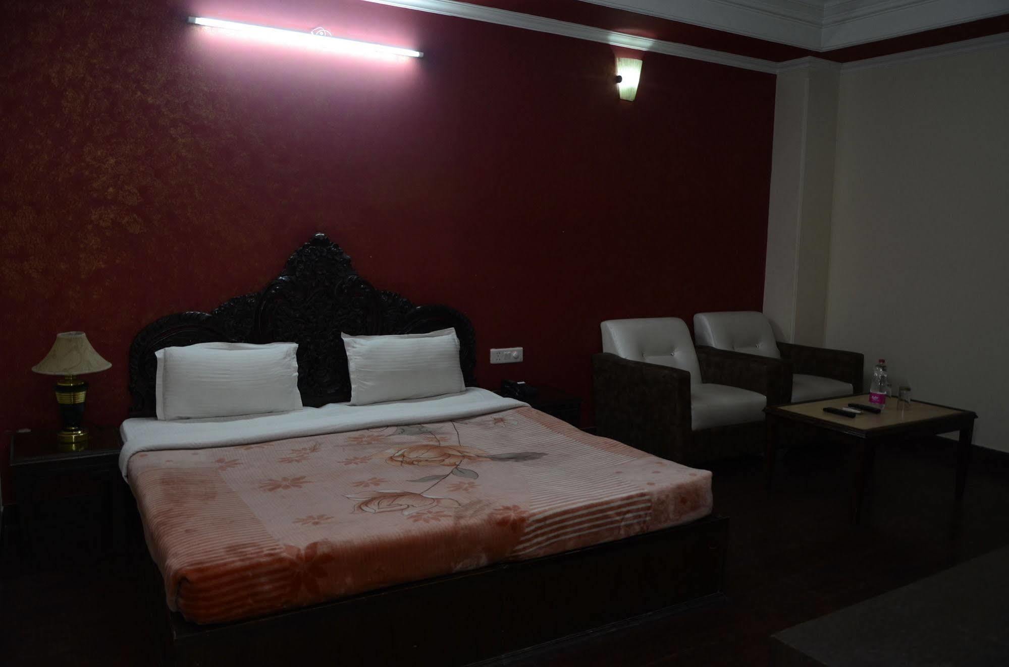 Hotel Fabexpress Grand Shoba