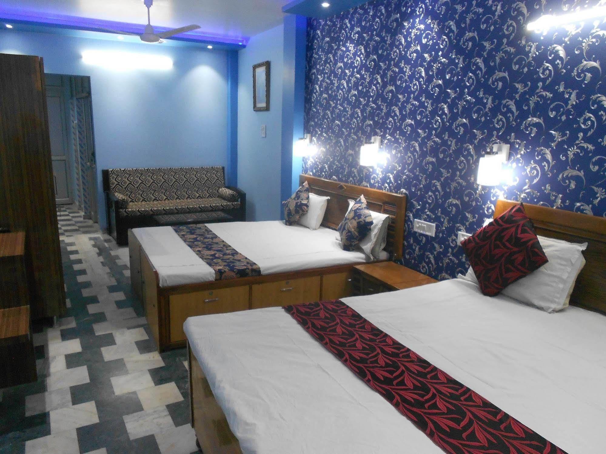 Bed & Breakfast Mystique Moments 2*