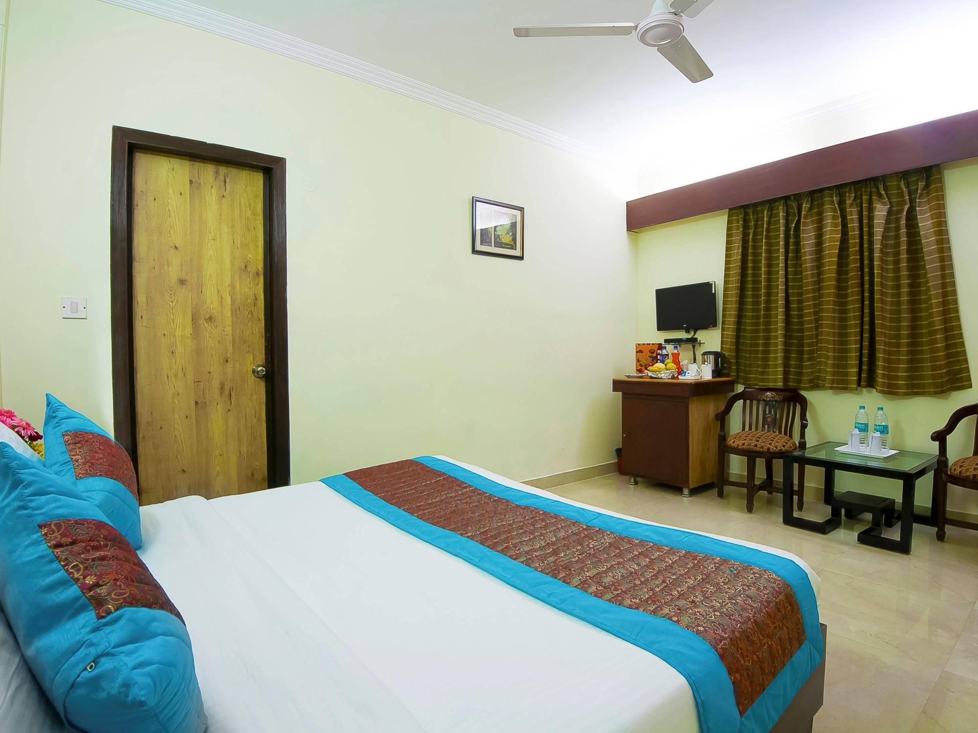 Capital O 2382 White House Continental Hotel