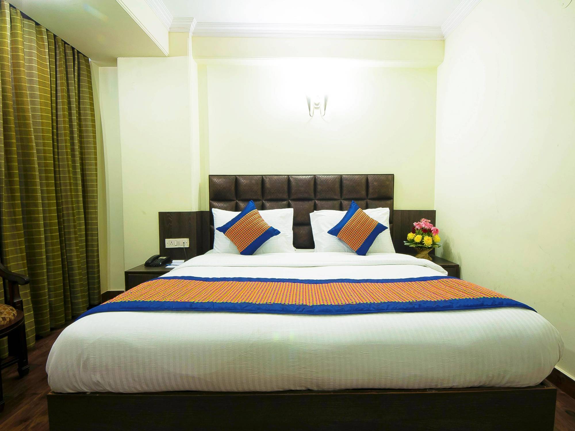 Hotel Capital O 2382 White House Continental