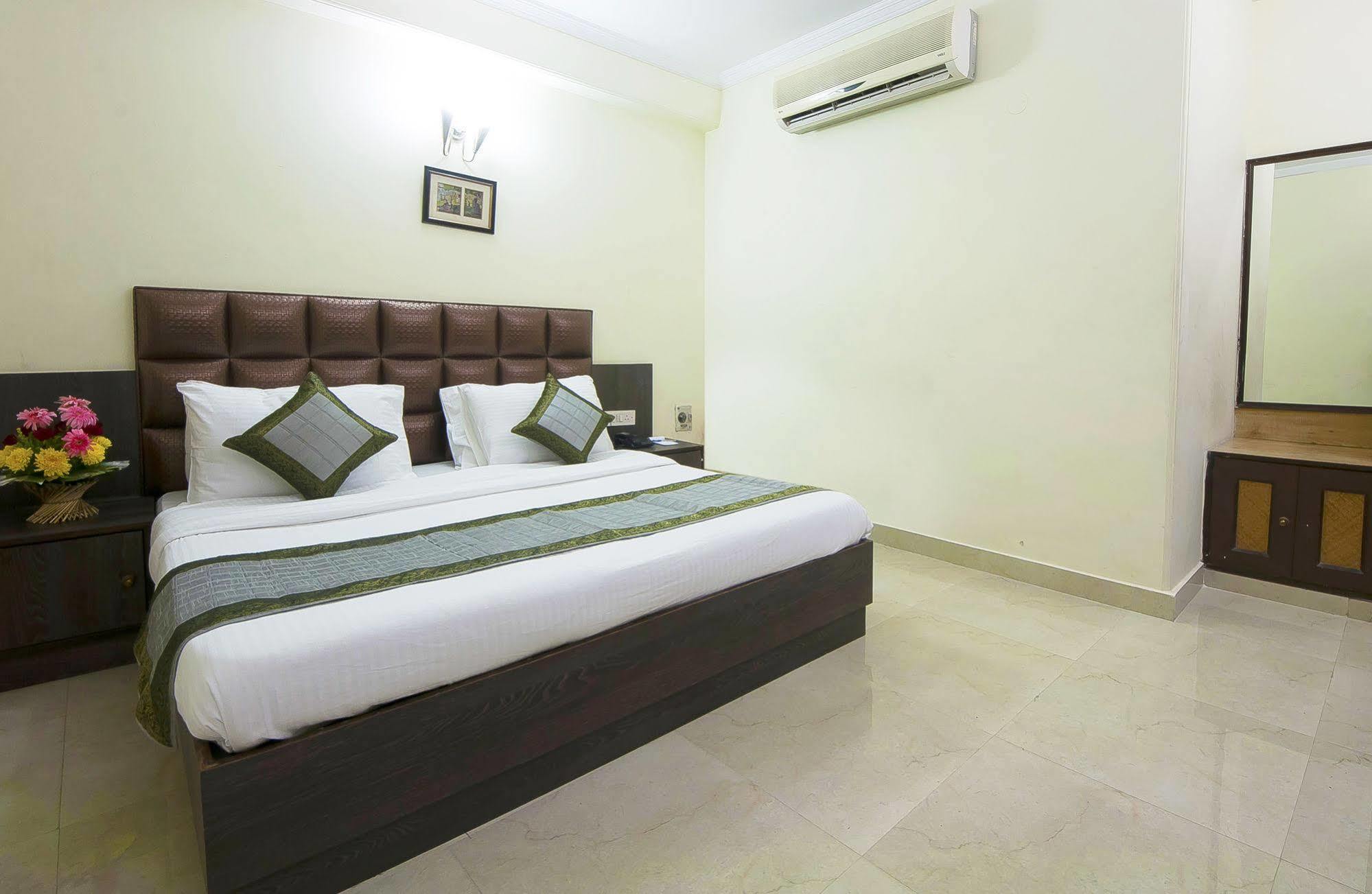 Capital O 2382 White House Continental Hotel Delhi (National Capital Territory of India)
