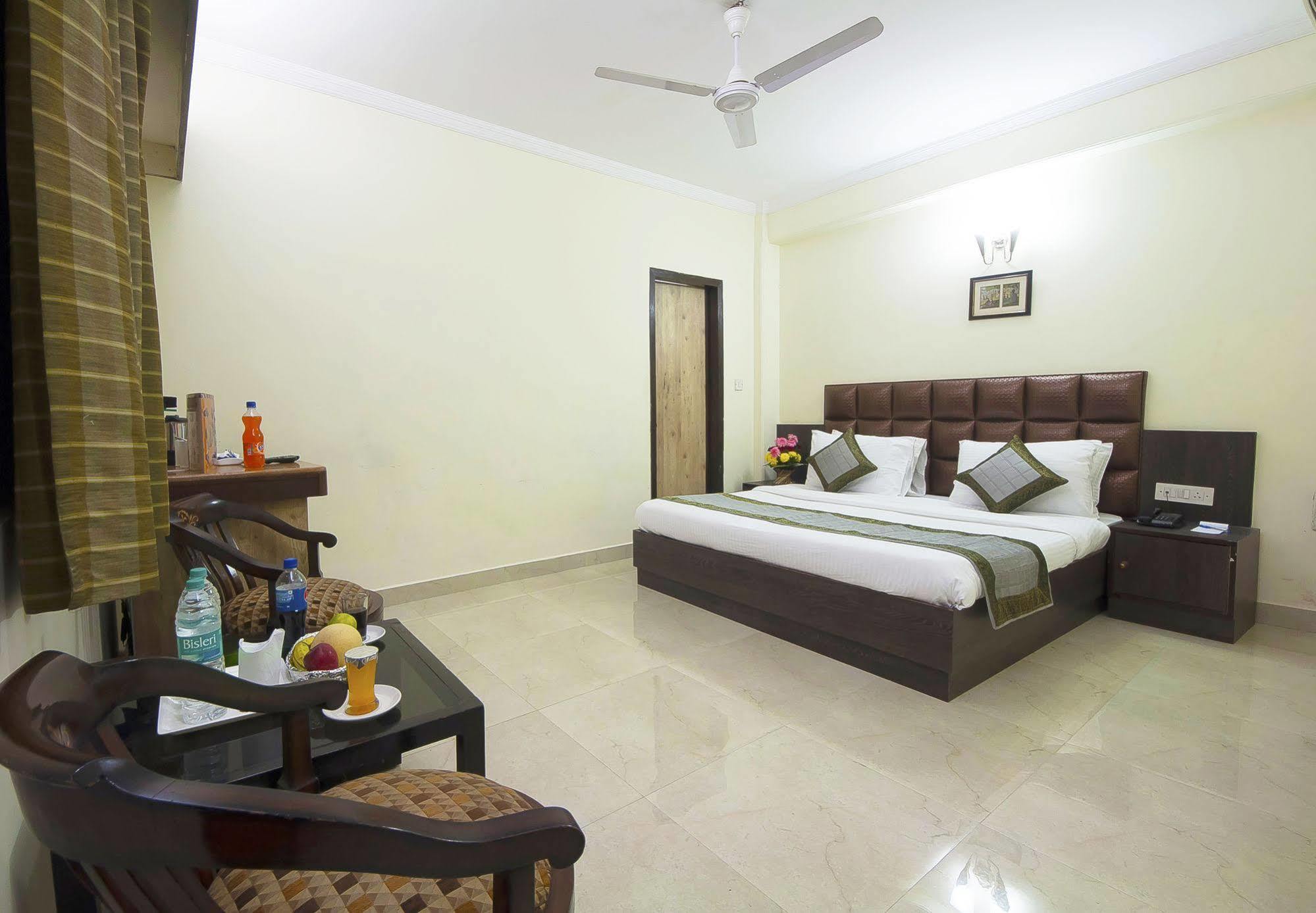 Capital O 2382 White House Continental Hotel