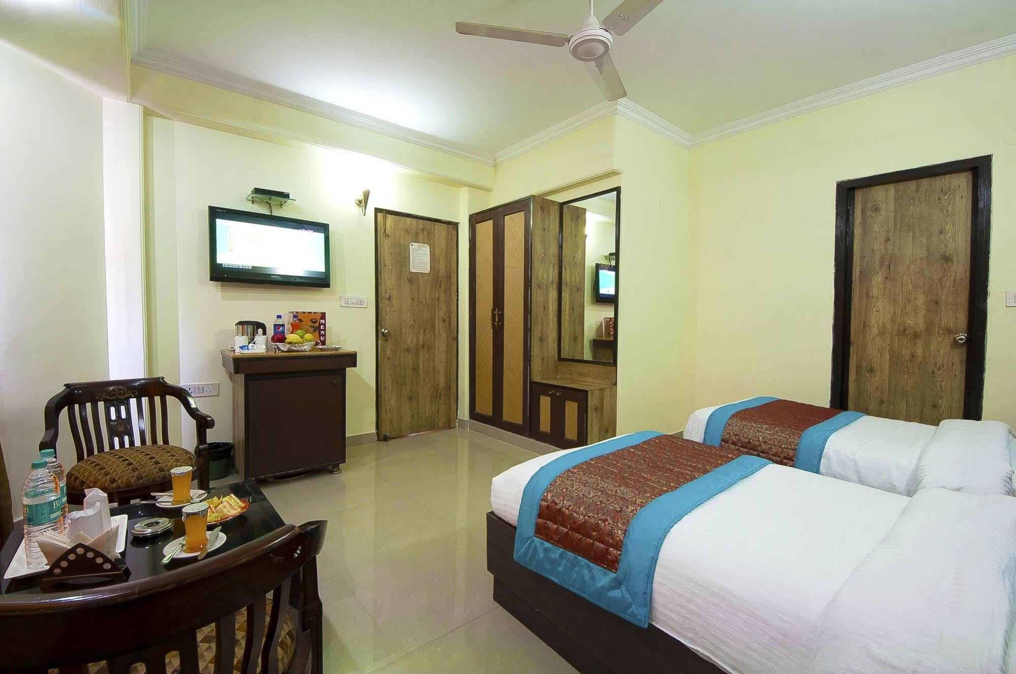 Capital O 2382 White House Continental 3*