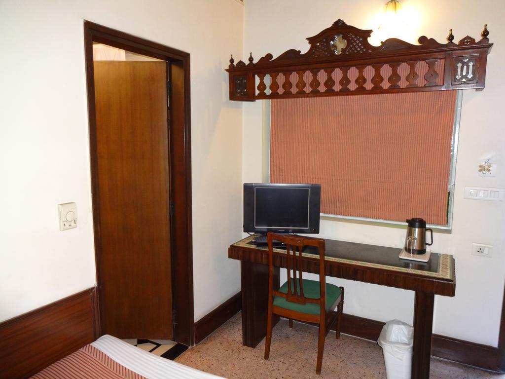 Broadway Hotel