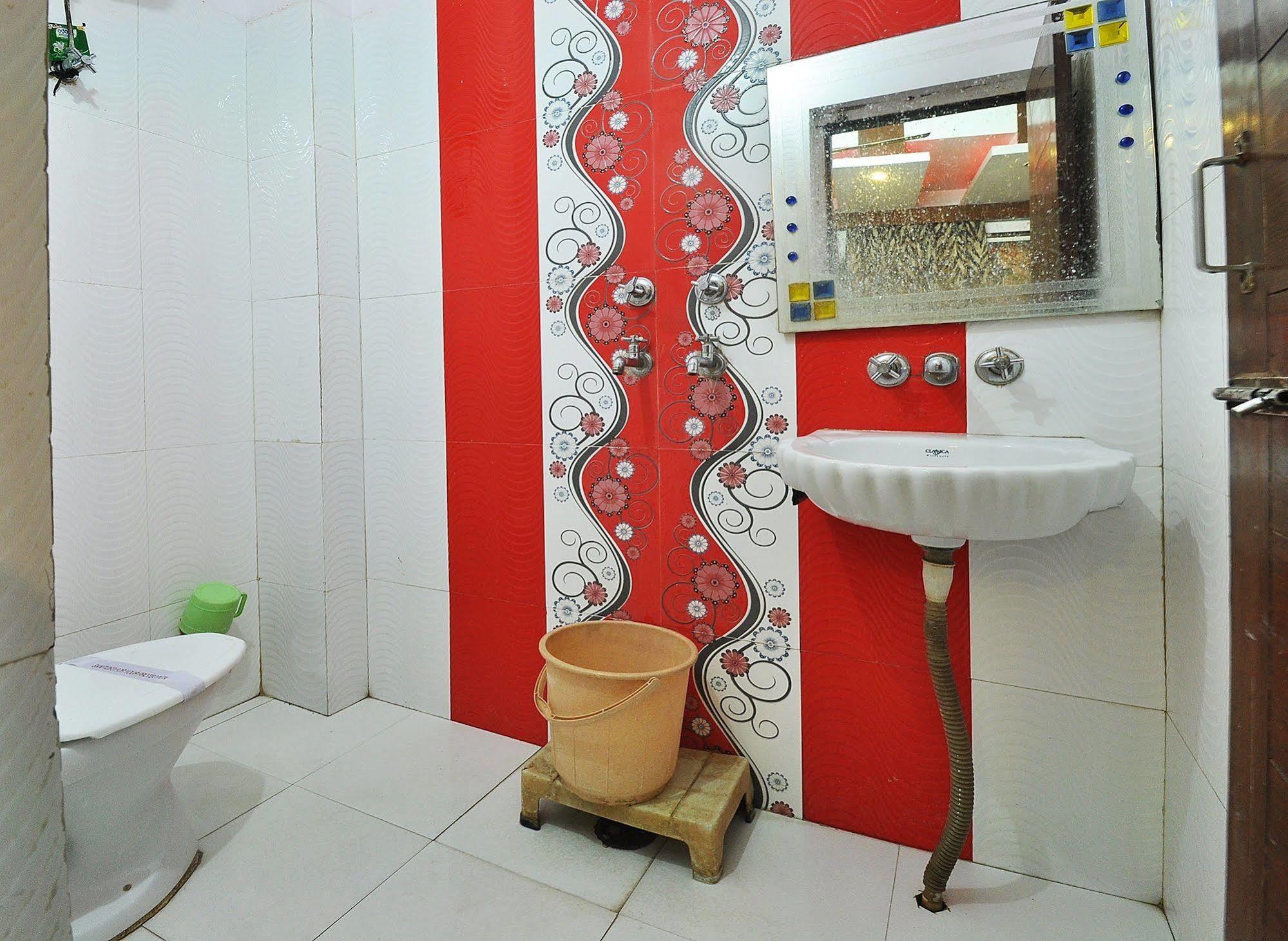 Oyo 27156 Roma Dx Hotel 3*